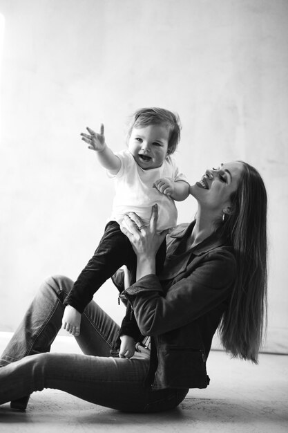 Joven madre hermosa con su hijo pequeño, practicando la lactancia materna