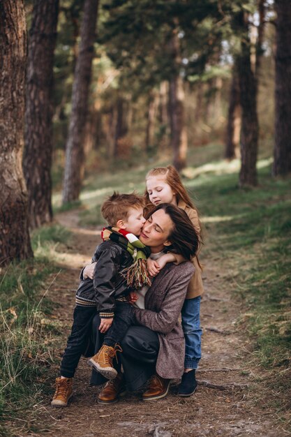 Joven madre con hija e hijo en el bosque