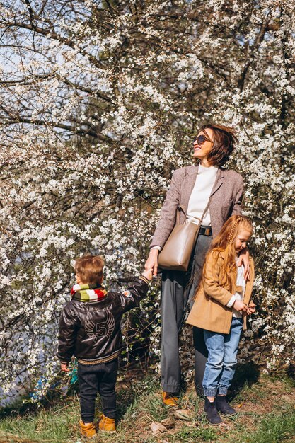 Joven madre con hija e hijo en el bosque