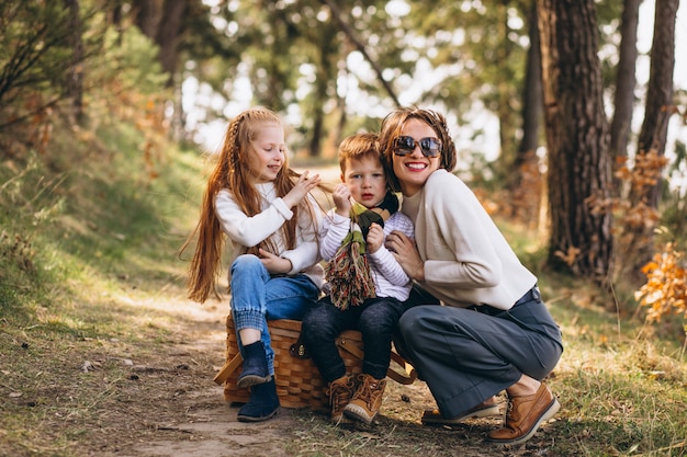 Joven madre con hija e hijo en el bosque