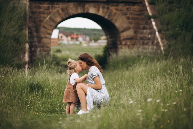 Joven madre con hija pequeña en el parque