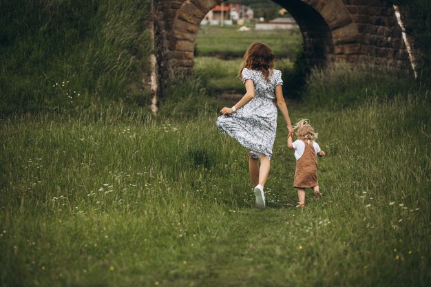 Joven madre con hija pequeña en el parque