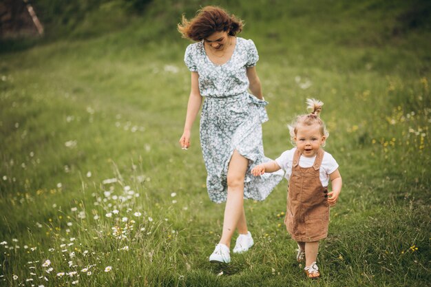 Joven madre con hija pequeña en el parque