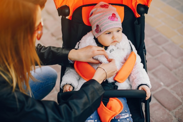 joven madre con hija pequeña