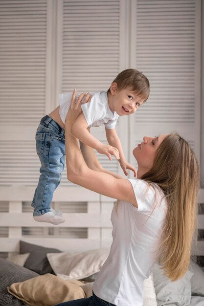 Joven madre jugando con hijo