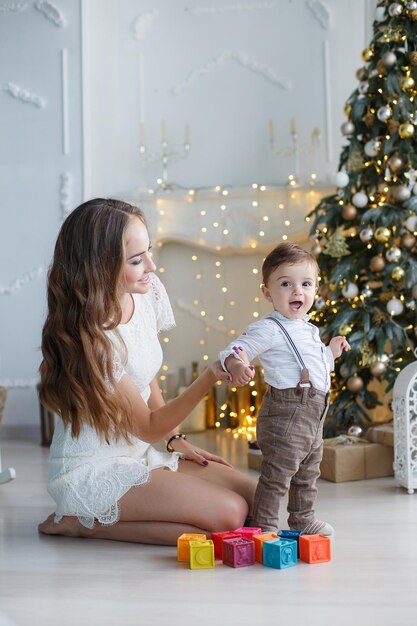 Joven madre jugando con lindo bebé