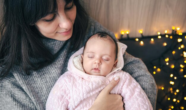 Una joven madre con una niña recién nacida en sus brazos