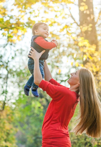 Joven madre con niño lindo