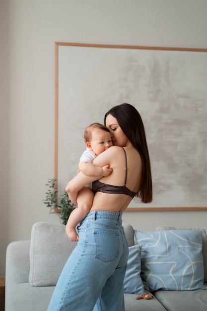 Joven madre pasando tiempo con el bebé