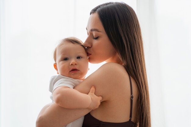 Joven madre pasando tiempo con el bebé