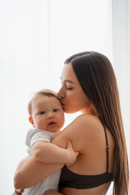 Joven madre pasando tiempo con el bebé