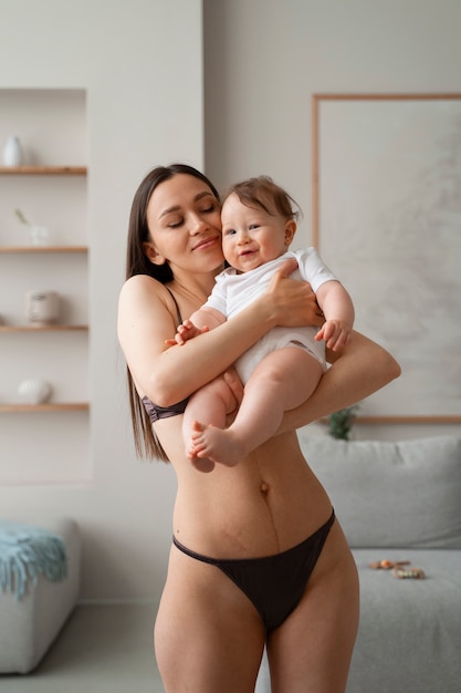 Joven madre pasando tiempo con el bebé