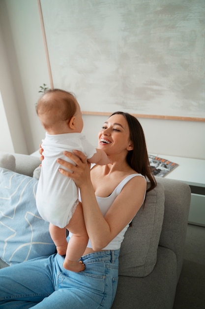 Joven madre pasando tiempo con el bebé