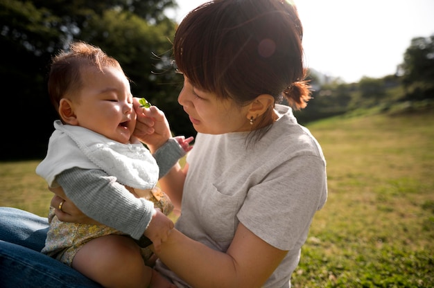 Foto gratuita joven madre pasar tiempo con su bebé