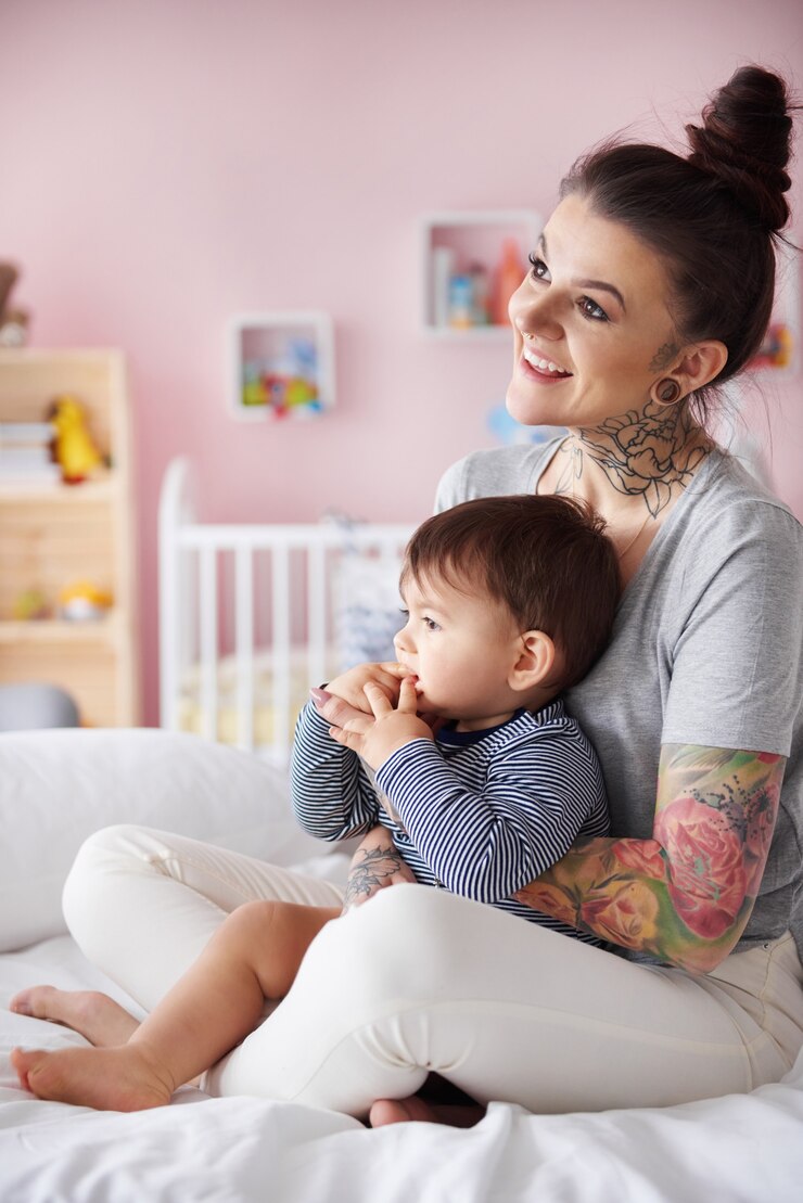 Foto gratuito joven, madre, relajante, con, pequeño, hijo
