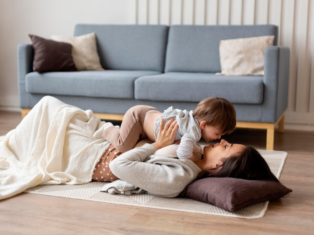 Joven madre soltera pasar tiempo con su hija