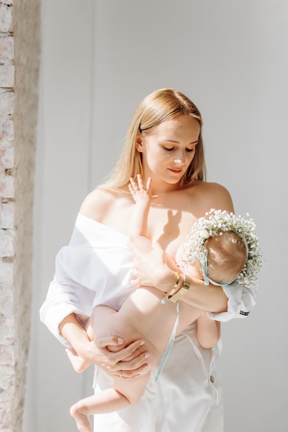 Joven madre y su hermosa hija