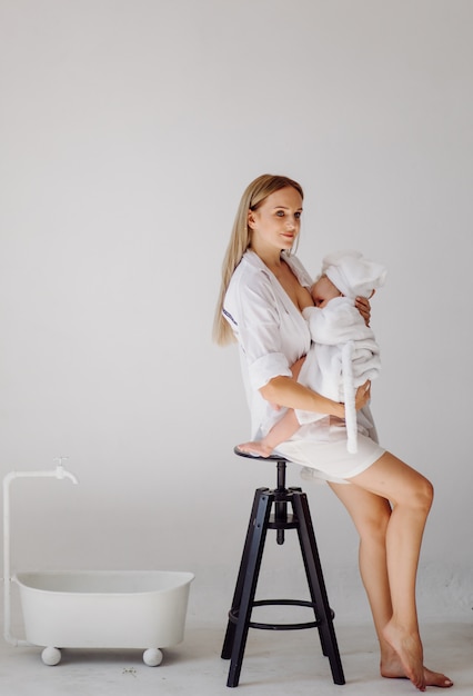 Joven madre y su hermosa hija