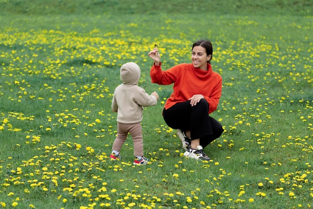 Foto gratuita joven madre con su hijo