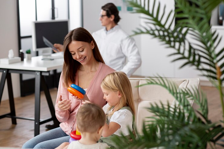 Foto gratuito una joven madre con sus hijos en una cita con un pediatra