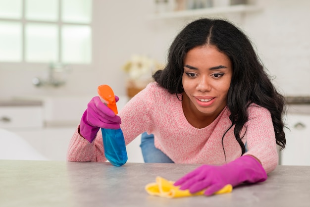 Foto gratuita joven mamá limpiando la casa