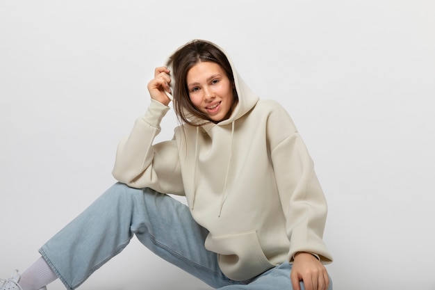 Joven con maqueta de sudadera con capucha