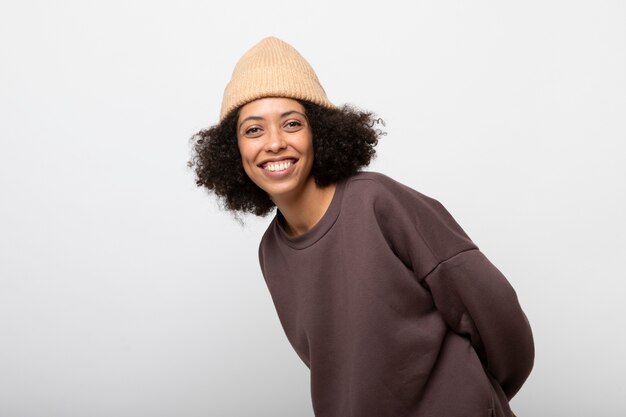 Joven con maqueta de sudadera con capucha