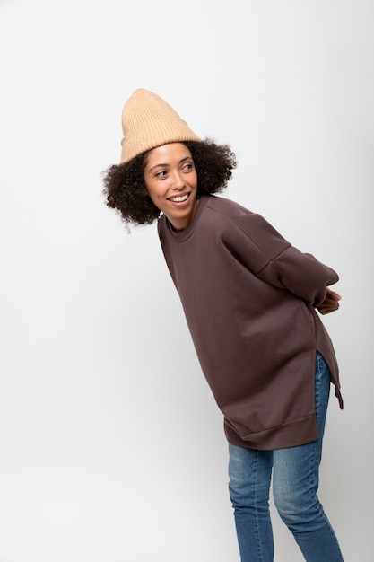 Joven con maqueta de sudadera con capucha