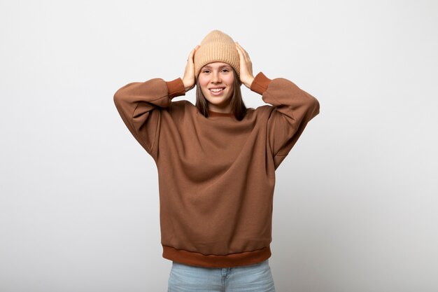 Joven con maqueta de sudadera con capucha