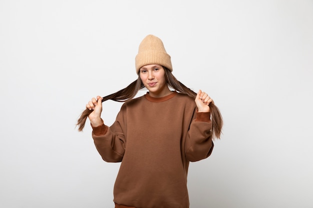 Joven con maqueta de sudadera con capucha