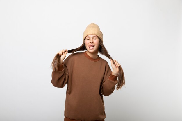 Joven con maqueta de sudadera con capucha