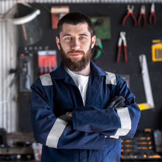 Foto gratuita joven mecánico que trabaja en su taller