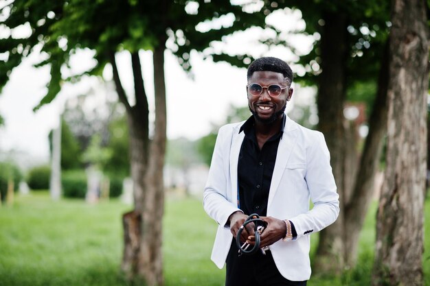 Joven médico afroamericano con un estetoscopio posado al aire libre