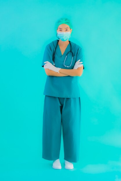 joven médico asiático mujer con máscara y anteojos