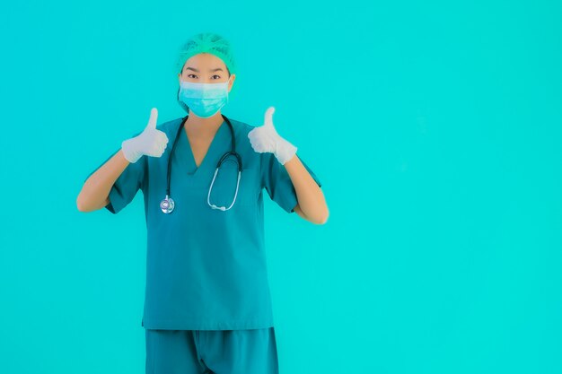 joven médico asiático mujer con máscara y anteojos