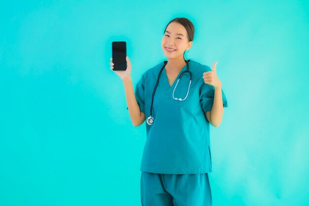 joven médico asiático mujer muestra teléfono móvil inteligente