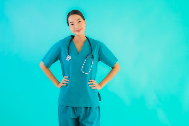 joven médico asiático mujer sonriendo