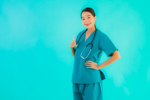joven médico asiático mujer sonriendo