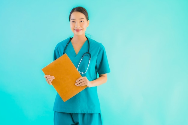 joven médico asiático mujer con tablero de papel vacío