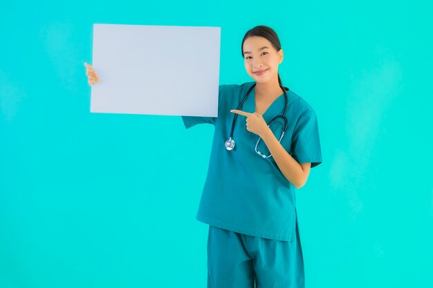 joven médico asiático mujer con tablero de papel vacío