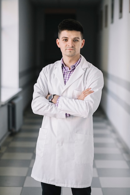 Foto gratuita joven médico con los brazos cruzados