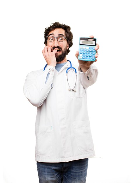 Joven médico con una calculadora