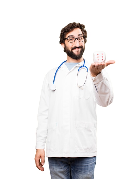 Foto gratuita joven médico con un dado