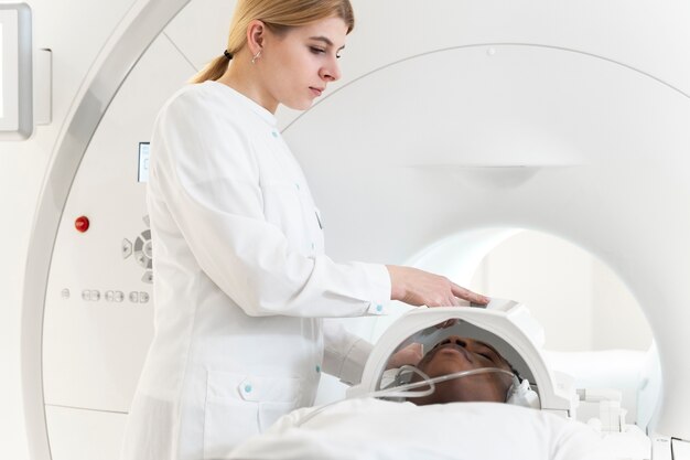 Joven médico dando tomografía computarizada al paciente