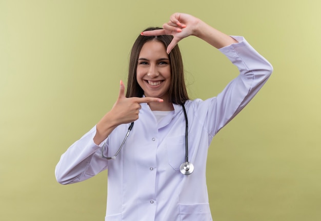 Joven médico con estetoscopio bata médica - en la pared verde 7