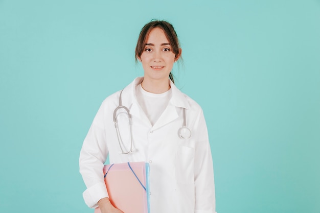 Joven médico con estetoscopio y documentos