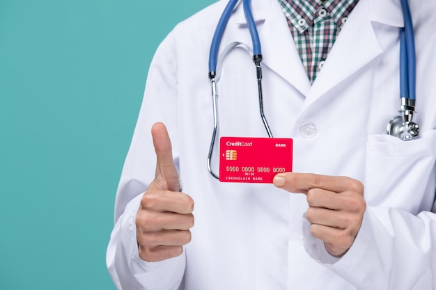 Joven médico expresivo posando para las vacaciones de invierno