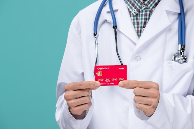 Joven médico expresivo posando para las vacaciones de invierno