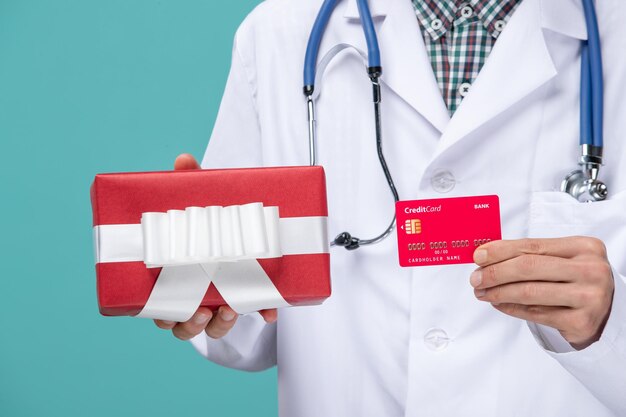 Joven médico expresivo posando para las vacaciones de invierno