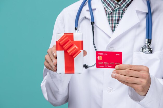 Joven médico expresivo posando para las vacaciones de invierno